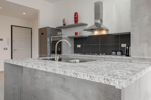 a kitchen with a marble counter top and a sink at H11 [Casa Mare Smeraldo] Parcheggio in San Lorenzo al Mare