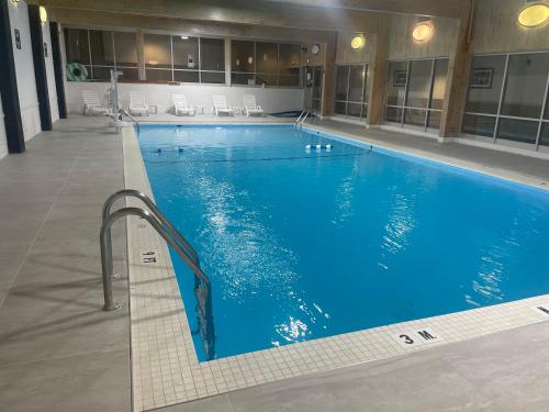 摩根敦的住宿－Lakeview Golf Resort，在酒店房间的一个大型游泳池