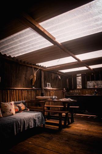 a room with a bed and a table in it at Chales sprinfeld in Paraty