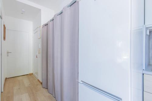 a white shower curtain in a white room at Appartement Cosy ,WIFI ,Gare "Le Refuge du Lac" in Vigneux-sur-Seine