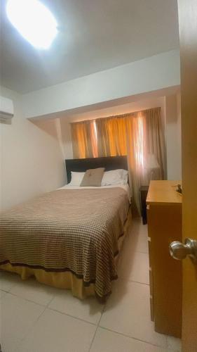a bedroom with a bed in a room at Apartamento de 3 habitaciones en zona colonial frente al ozama in Calero