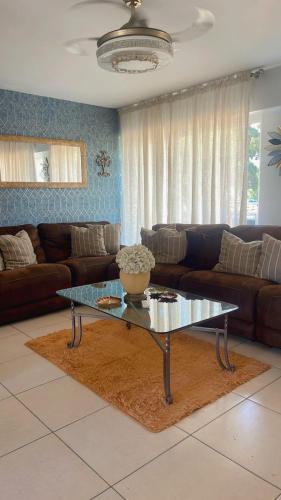 a living room with a couch and a coffee table at Apartamento de 3 habitaciones en zona colonial frente al ozama in Calero