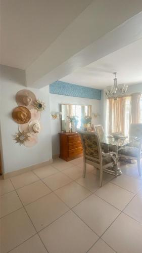a living room with a table and a dining room at Apartamento de 3 habitaciones en zona colonial frente al ozama in Calero
