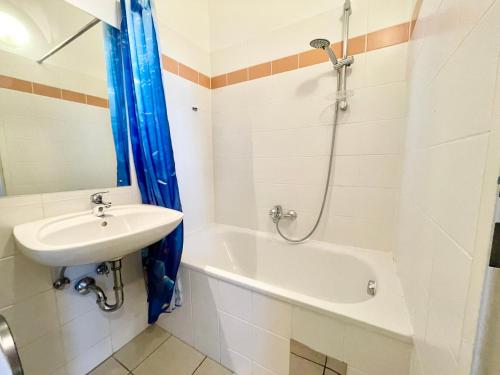 y baño con lavabo, ducha y bañera. en Sunny & Calm 45 m2 Apartment, en Viena