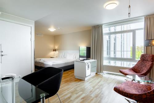 pokój hotelowy z łóżkiem i telewizorem w obiekcie Scandic Alta w Alcie