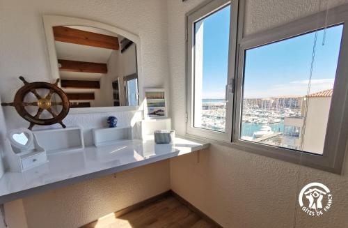bagno con finestra affacciata sulla città di La Sirène - Loft moderne et lumineux avec vue panoramique sur Mer Méditerranée et port de plaisance a Frontignan