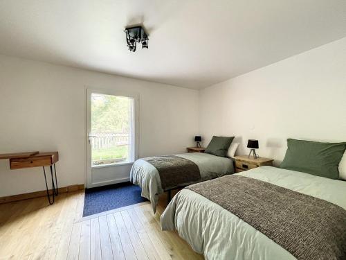 - une chambre avec 2 lits et une fenêtre dans l'établissement A Cœur d'Hêtre, à Estaing