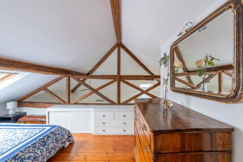 1 dormitorio con tocador de madera y espejo en [Terrazza sul mare] B.View56, en Recco