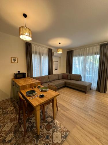 Un lugar para sentarse en Esmahan Forest and Pool by Zehra Suites