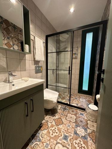 Un baño de Esmahan Forest and Pool by Zehra Suites