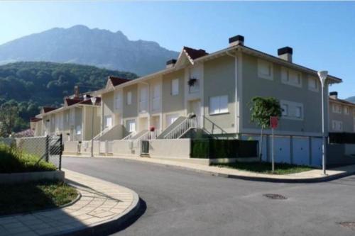 una fila de casas al lado de una calle en Casa en la montaña con piscina de temporada en Arredondo