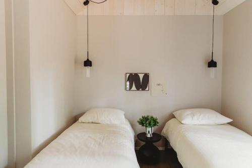 سرير أو أسرّة في غرفة في Mysa