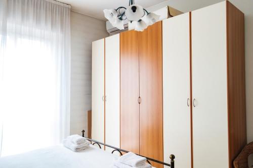 um quarto com uma cama e uma cómoda em Accogliente APT a 750m da Stazione FS e metro em Sesto San Giovanni