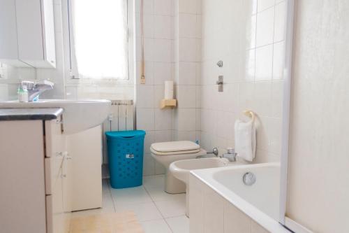 uma casa de banho branca com um WC e um lavatório em Accogliente APT a 750m da Stazione FS e metro em Sesto San Giovanni