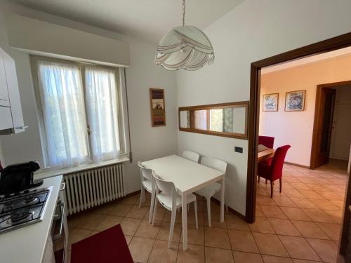 a kitchen and dining room with a white table and chairs at La Casa dei Sogni in Intra