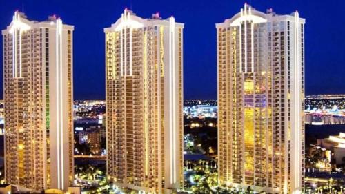 拉斯維加斯的住宿－MGM Signature Towers by FantasticStay，一群高大的建筑在晚上在城市里
