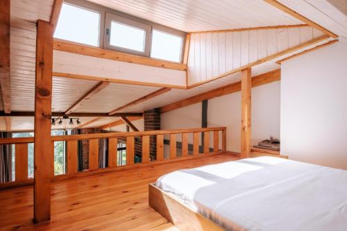 een slaapkamer met een bed en houten vloeren bij Stunning Sea View Loft 5 min to Park in Kuzguncuk in Istanbul