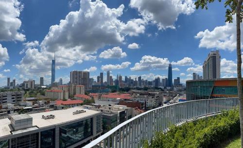 Blick auf die Stadt von der Dachterrasse eines Gebäudes in der Unterkunft TRION KL by JRLodge Homestay in Kuala Lumpur