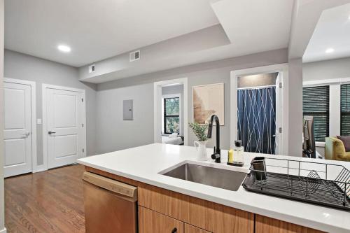 una cucina con lavandino e piano di lavoro di 3BR Spacious Apartment with In-Unit Laundry - Kedzie 3F a Chicago