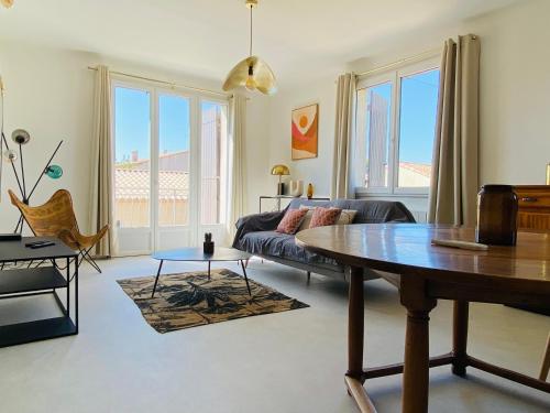 sala de estar con sofá y mesa en Appartements Cabiscol en Beaucaire