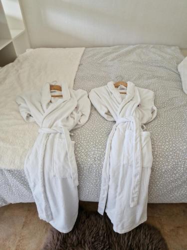 Una cama con toallas blancas encima. en Nära centrum en Gotemburgo