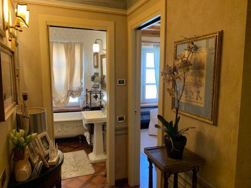 Fotografie z fotogalerie ubytování Camera di charme in centro storico v destinaci Bra