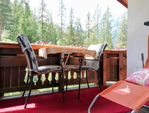 einen Tisch und Stühle auf einem Balkon mit Aussicht in der Unterkunft Gästehaus Judith in Längenfeld