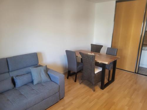 uma sala de estar com um sofá e uma mesa em Apartment in Mannheim em Mannheim