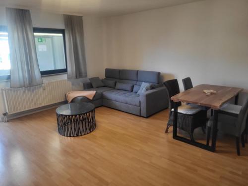 sala de estar con sofá y mesa en Apartment in Mannheim, en Mannheim