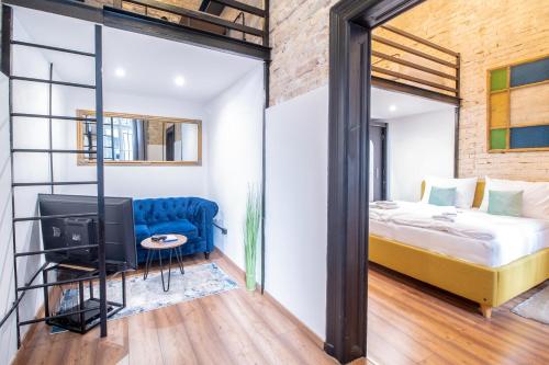 een slaapkamer met een bed en een tv in een kamer bij Corvin Loft in Boedapest