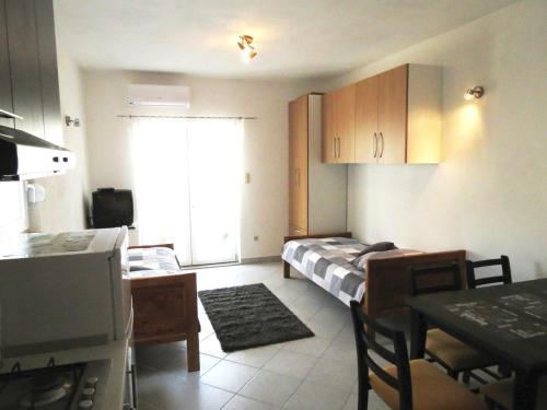 a small room with a kitchen and a dining room at Apartments Ljubičić in Podstrana