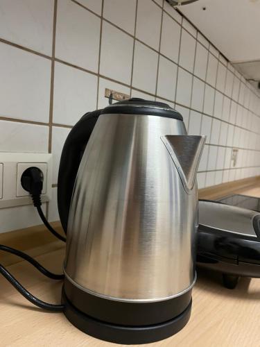 une bouilloire en métal assise sur un comptoir de cuisine dans l'établissement Apartment 1080, à Vienne