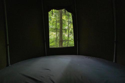 sypialnia z dużym łóżkiem i oknem w obiekcie WisiLas Nad Sercowym Potokiem w Rabce
