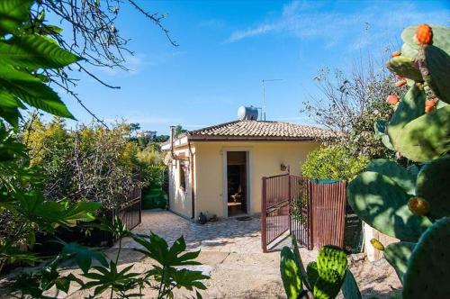 Lovely 3-Bed Cottage in Noto