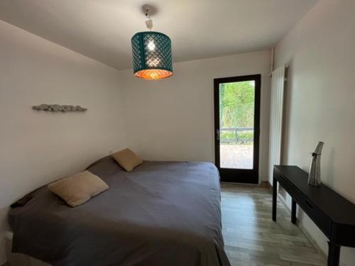 a bedroom with a bed and a desk and a window at RANCH DOMAINE DE CLAIRIS in Savigny-sur-Clairis