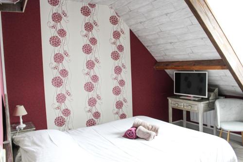 1 dormitorio con 1 cama blanca y TV en Rêve Champenois Chambres d'Hôtes, en Rilly-la-Montagne