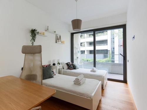 ミラノにあるThe Best Rent - Apartment with terrace and Jacuzziのリビングルーム(ソファ、テーブル付)