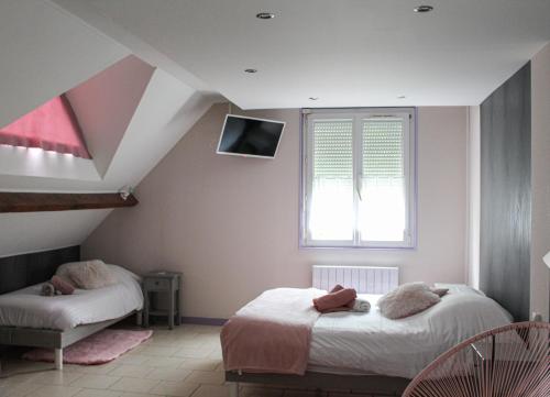 a bedroom with two beds and a window at Rêve Champenois Chambres d'Hôtes in Rilly-la-Montagne