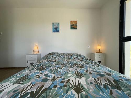 1 dormitorio con 1 cama y 2 mesitas de noche con lámparas en Tierra Del Viento - Villa Proche de la Mer, en Peyriac-de-Mer