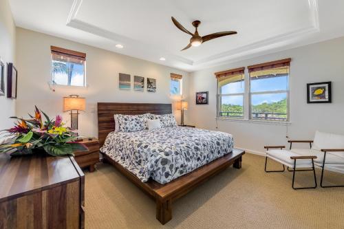 Un dormitorio con una cama y un ventilador de techo. en Mauna Lani Fairways #603, en Waikoloa
