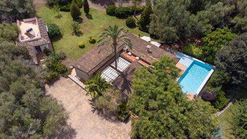 una vista aérea de una casa con piscina en Villa Casa Del Talaiot Sencelles en Sencelles