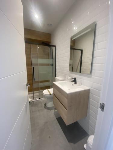 Ένα μπάνιο στο Apartamentos Santamira Street