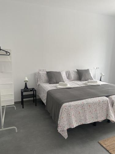 Ένα ή περισσότερα κρεβάτια σε δωμάτιο στο Apartamentos Santamira Street
