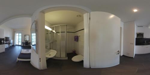 La grande salle de bains est pourvue d'une baignoire et d'un lavabo. dans l'établissement Seefeld Residenz, à Zurich