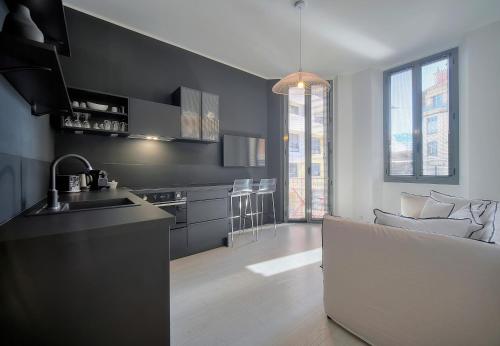 une cuisine aux murs noirs et un canapé dans une chambre dans l'établissement Superbe Flat 2 chambres and 1 canapé convertible 3P1, à Cannes