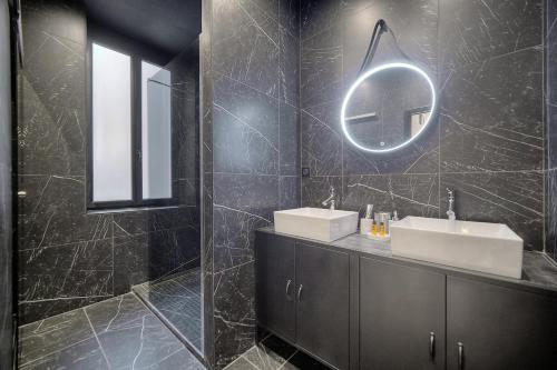 - une salle de bains noire avec deux lavabos et un miroir dans l'établissement Superbe Flat 2 chambres and 1 canapé convertible 3P1, à Cannes