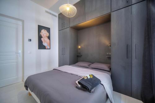 une chambre avec un grand lit dans une pièce dans l'établissement Superbe Flat 2 chambres and 1 canapé convertible 3P1, à Cannes