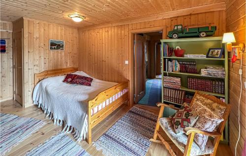 um quarto com uma cama e uma estante de livros em Gorgeous Home In Reinli With Kitchen em Reinli