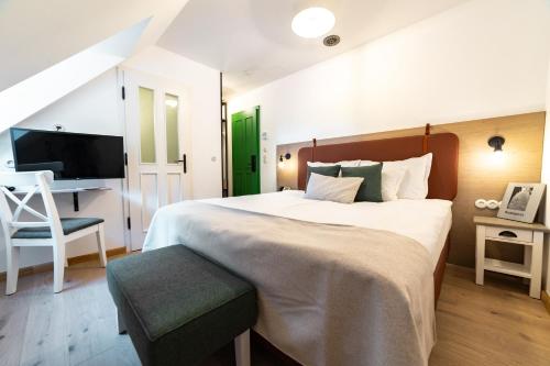 una camera con un grande letto e una sedia di Czakó Bed&Breakfast a Budapest