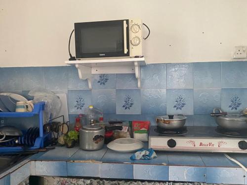 RéunionにあるModern guesthouseのキッチン(コンロ上にテレビ付)